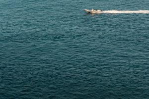 A l'horizon du silence Une traversée silencieuse au cœur de l’immensité. Une image minimaliste et apaisante, pensée pour sublimer vos espaces. Photographe Dunkerque